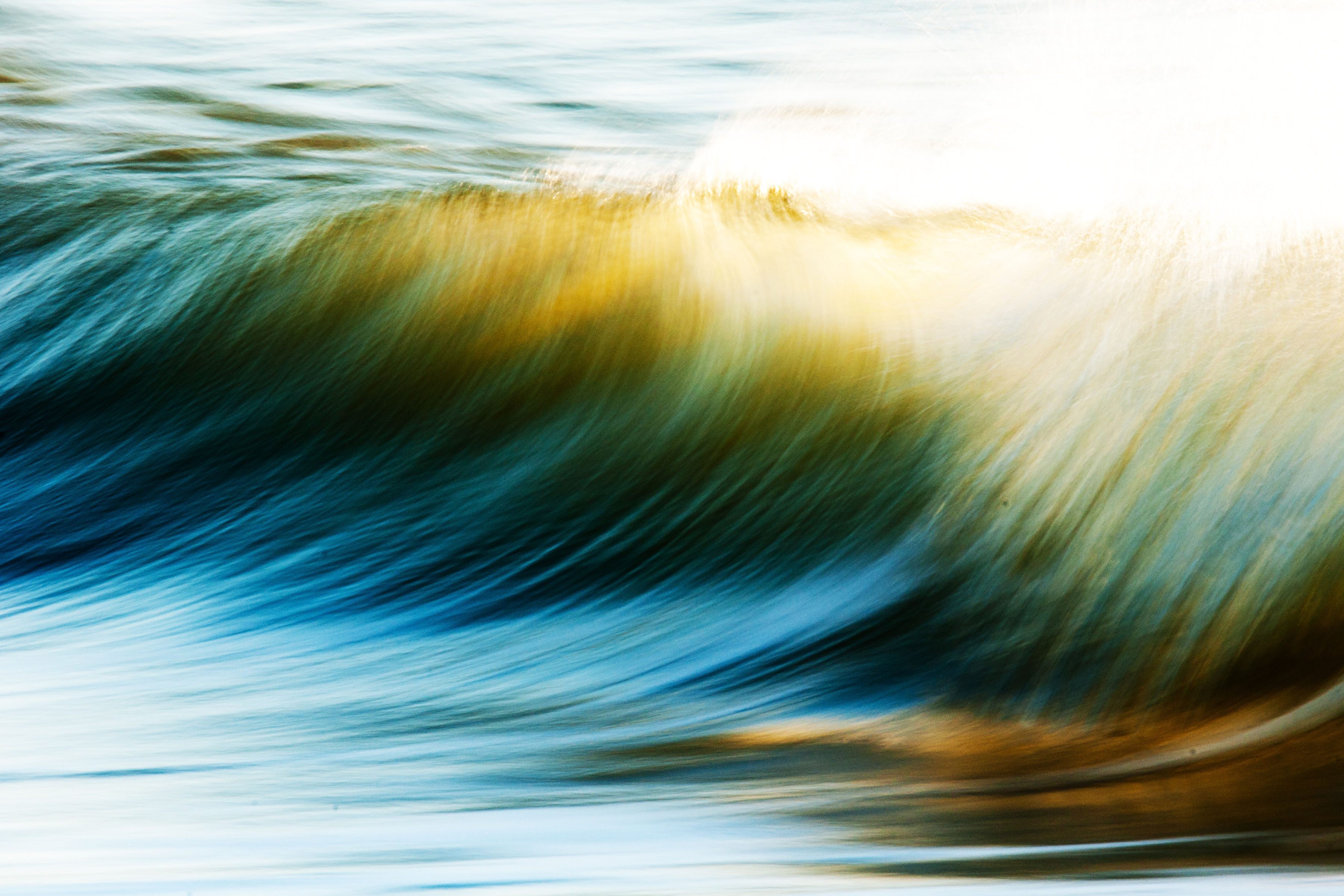 Vague en mouvement éclairée par le soleil